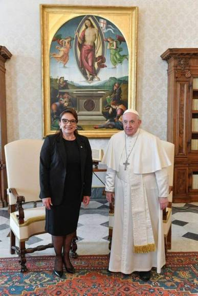 Los regalos que intercambió Xiomara Castro con el papa Francisco