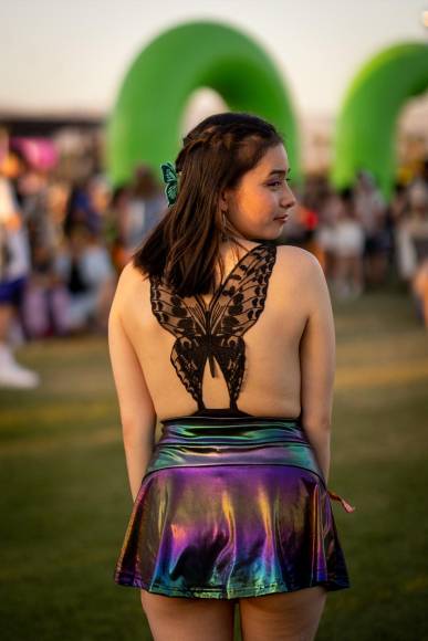 Coloridos y alocados looks se lucen en Coachella 2023