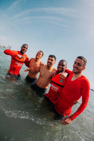 Futbolistas del Eintracht Frankfurt festejan clasificación en la playa de Barcelona