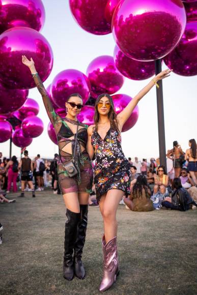 Coloridos y alocados looks se lucen en Coachella 2023