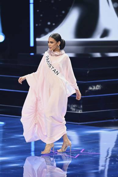 El estilo único de los trajes de baño de Miss Baréin y Miss Pakistán