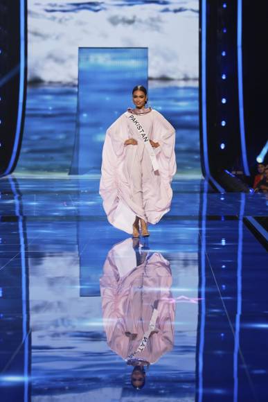 El estilo único de los trajes de baño de Miss Baréin y Miss Pakistán