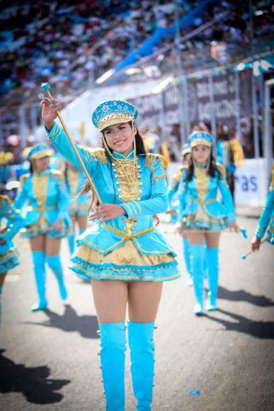 Valeria Chirinos, la palillona que rindió homenaje a la Bandera con su traje turquesa