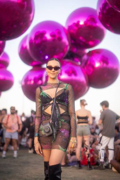 Coloridos y alocados looks se lucen en Coachella 2023