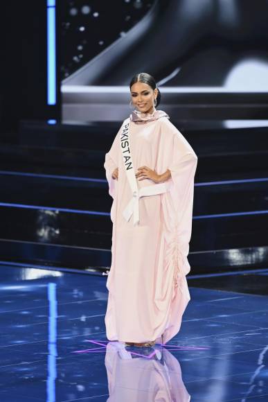 El estilo único de los trajes de baño de Miss Baréin y Miss Pakistán