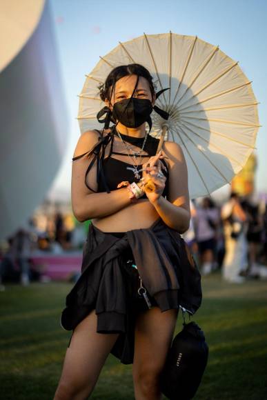 Coloridos y alocados looks se lucen en Coachella 2023