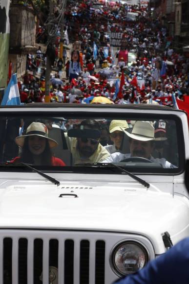 Así fue el ingreso de Mel Zelaya junto a la Resistencia al Estadio Nacional