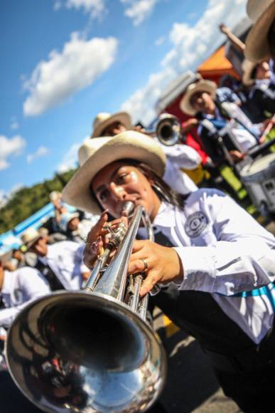 Así fue el show de la banda del Central Vicente Cáceres, la más esperada de los desfiles patrios