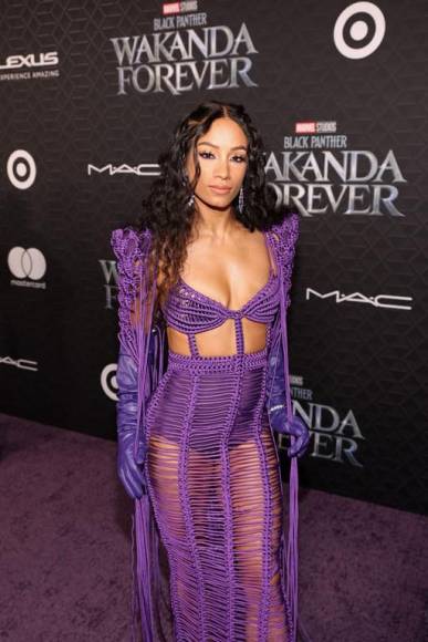 Rihanna se roba el show durante la alfombra púrpura del estreno de Black Panther