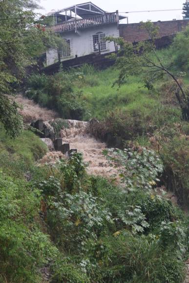 Tráfico e inundaciones dejó lluvia que azotó la capital