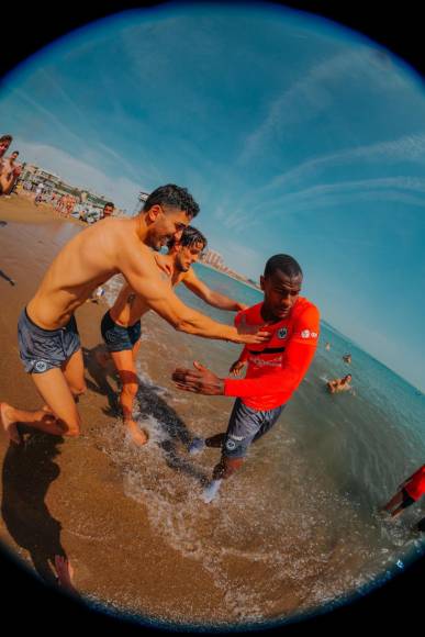 Futbolistas del Eintracht Frankfurt festejan clasificación en la playa de Barcelona