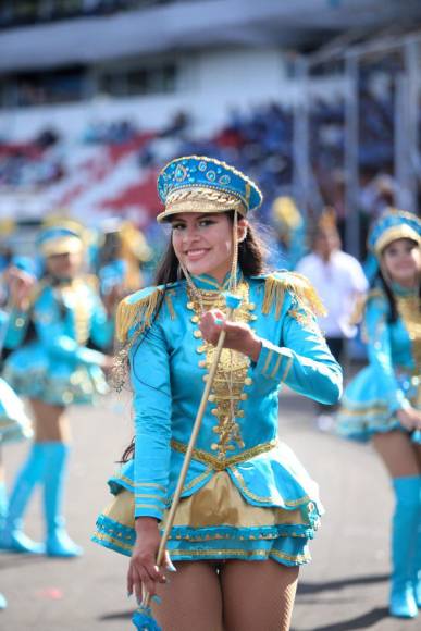 Valeria Chirinos, la palillona que rindió homenaje a la Bandera con su traje turquesa