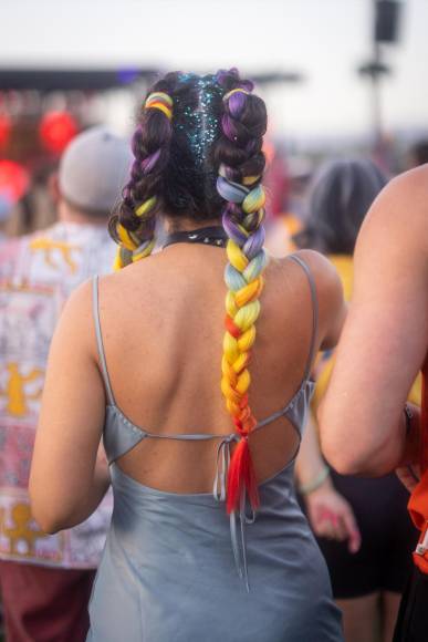 Coloridos y alocados looks se lucen en Coachella 2023