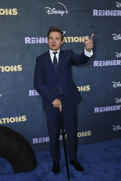 Con bastón, así llegó Jeremy Renner a su primera alfombra roja tras trágico accidente