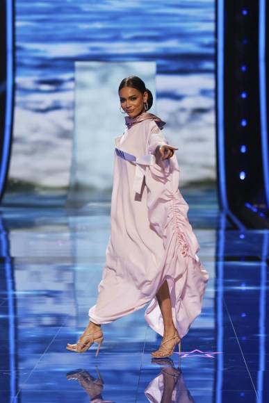 El estilo único de los trajes de baño de Miss Baréin y Miss Pakistán