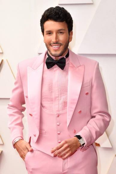 Sebastián Yatra divide las redes con su traje rosa en los Oscar 2022