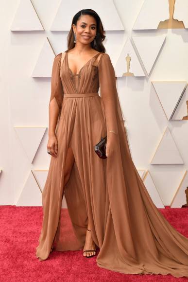 Deslumbrando con belleza y sencillez: los mejor vestidos de los Oscar 2022