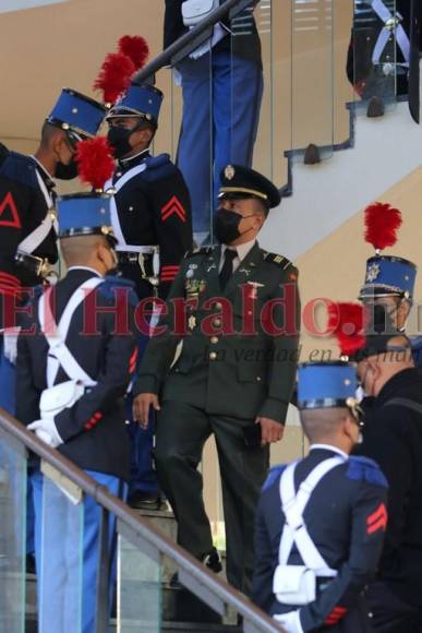 Con piñatas y sin vallas, el ambiente en los bajos del Congreso Nacional previo instalación de primera legislatura (FOTOS)