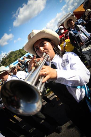 Así fue el show de la banda del Central Vicente Cáceres, la más esperada de los desfiles patrios