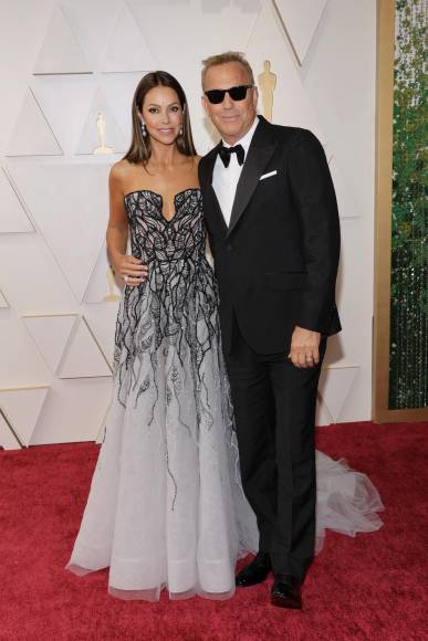 Deslumbrando con belleza y sencillez: los mejor vestidos de los Oscar 2022