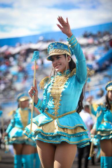 Valeria Chirinos, la palillona que rindió homenaje a la Bandera con su traje turquesa