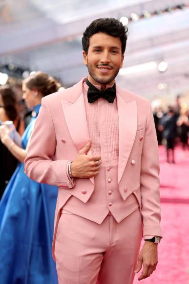 Sebastián Yatra divide las redes con su traje rosa en los Oscar 2022