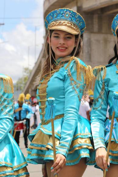 Valeria Chirinos, la palillona que rindió homenaje a la Bandera con su traje turquesa