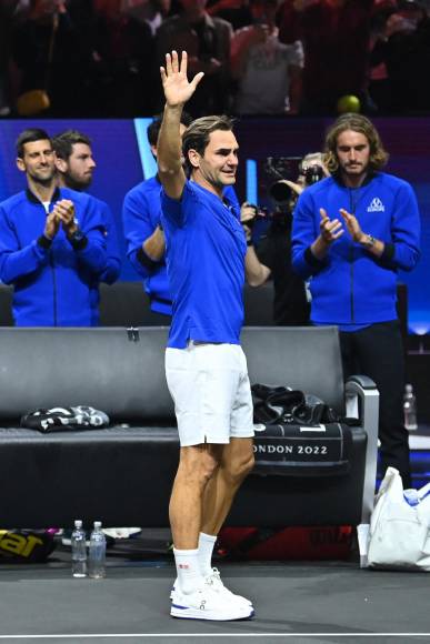 El rey se despidió como un caballero: Federer se enfrentó a su último juego acompañado de Nadal, su eterno rival