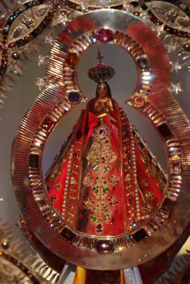 Feligreses se agolpan en la Basílica para honrar a la Virgen de Suyapa