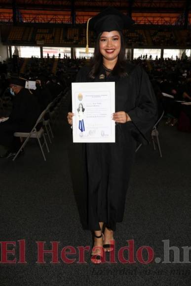 Con menciones honoríficas, UNAH realiza primeras graduaciones presenciales (Fotos)