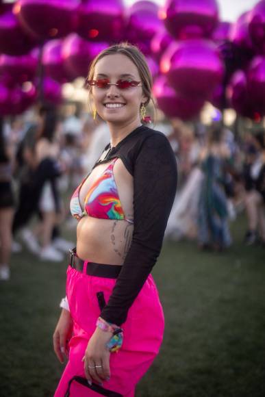 Coloridos y alocados looks se lucen en Coachella 2023