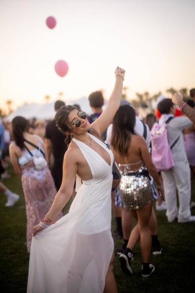 Coloridos y alocados looks se lucen en Coachella 2023