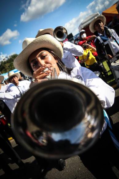 Así fue el show de la banda del Central Vicente Cáceres, la más esperada de los desfiles patrios