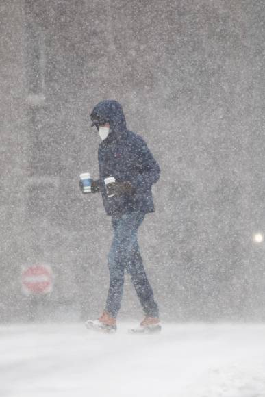 Las impresionantes imágenes de la “histórica” tormenta de nieve que azota el este de EEUU