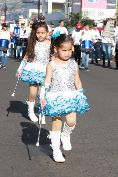 Tiernas y coloridas: las pequeñas palillonas que engalanan desfiles de prebásica en la capital