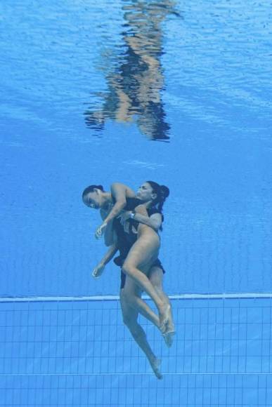 La heroica acción de una entrenadora para salvar a nadadora que se desmayó en pleno Mundial de Natación (Fotos)