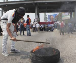 Decenas de estudiantes de secundaria se tomaron ayer el peaje del Bulevar del Sur en San Pedro Sula en contra del plan de alfabetización que impulsa la Secretaría de Educación.