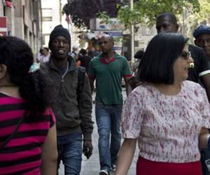 'Todas las nacionalidades convivimos muy bien en este país', dice una colombiana radicada en Chile.