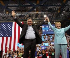 En medio de una ovación, Clinton oficializó a Tim Kaine como candidato a la vicepresidencia al inaugurar un mitin en el estadio de la Universidad Internacional de Florida, foto: AFP.