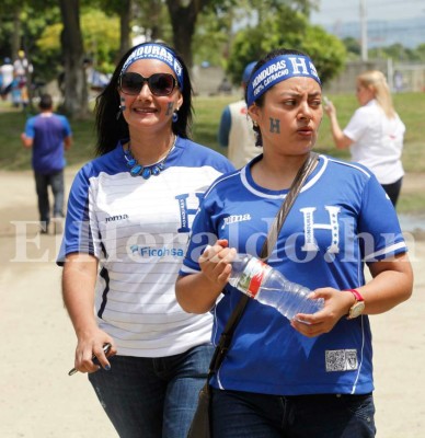 Las catrachas que adornan con su belleza el Estadio Olímpico