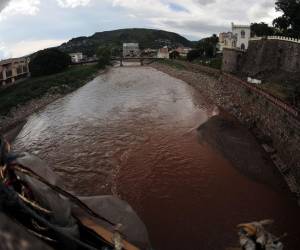 El río Choluteca se encuentra en un nivel medio, luego de las lluvias recientes que han azotado a la capital.