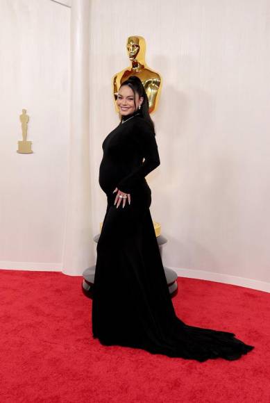 Vanessa Hudgens confirma embarazo desfilando por la alfombra roja de los Oscar