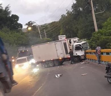 Tres heridos y largas filas tras accidente en bulevar Fuerzas Armadas