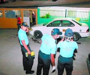 La policía inició la investigación en el lugar donde ocurrió el tiroteo en que dos jóvenes resultaron mortalmente heridos.