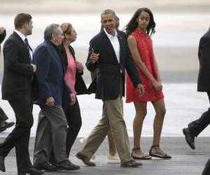 Raúl Castro llegó hasta la terminal aérea a despedir a Obama y su familia.