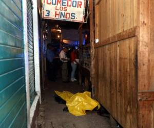 El cadáver quedó boca abajo y atado de manos, frente al comedor Los Tres Hermanos, foto: Alex Pérez/ EL HERALDO.