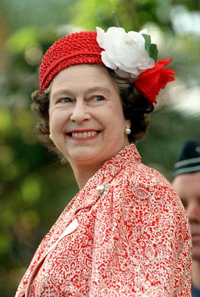 No tenía pasaporte, era dueña de todos los cisnes y celebraba dos cumpleaños: Los privilegios que tenía la reina Isabel II