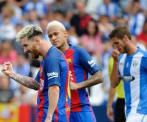 Messi (15, 55 de penal), Neymar (44), y Suárez (31) que dio además dos pases de gol, encarrilaron una victoria que selló el brasileño Rafinha (64) con un gol por la escuadra desde fuera del área. Foto: AFP