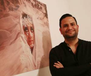 El artista Fernando Cortés en la apertura de su muestra. Foto: Jimmy Argueta / El Heraldo