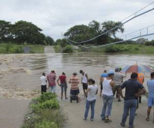 Las aguas del río Goascorán les cerraron el paso a los pobladores de unas 20 comunidades en el sector de la Costa de los Amates.